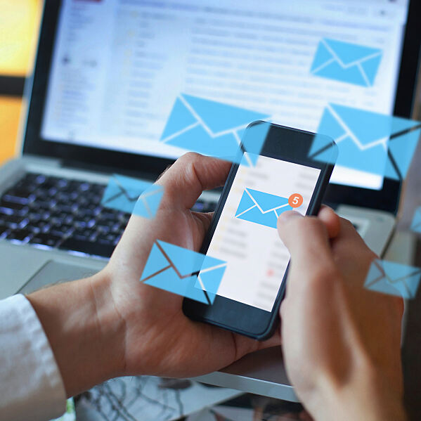 Kommunikation im Wandel: Das Schreiben von Emails im Rahmen der B2B-Kommunikation zwischen Kunden und Lieferanten verliert an Bedeutung. 
