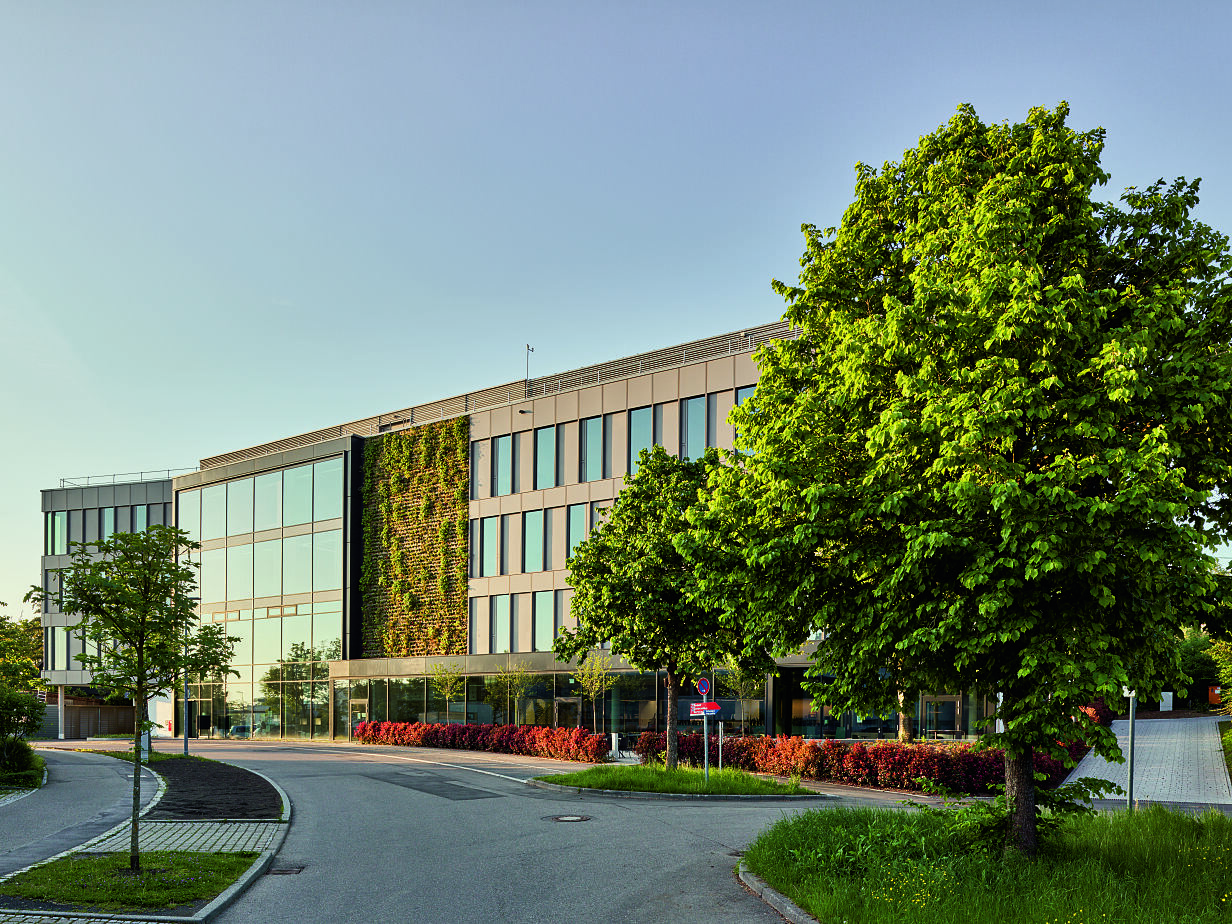Am Hauptsitz in Stuttgart-Vaihingen baute Drees & Sommer bis Ende 2021 ein neues, eigenes Firmengebäude, das allen modernen Anforderungen für Umweltfreundlichkeit, Nachhaltigkeit und Digitalisierung gerecht wird.