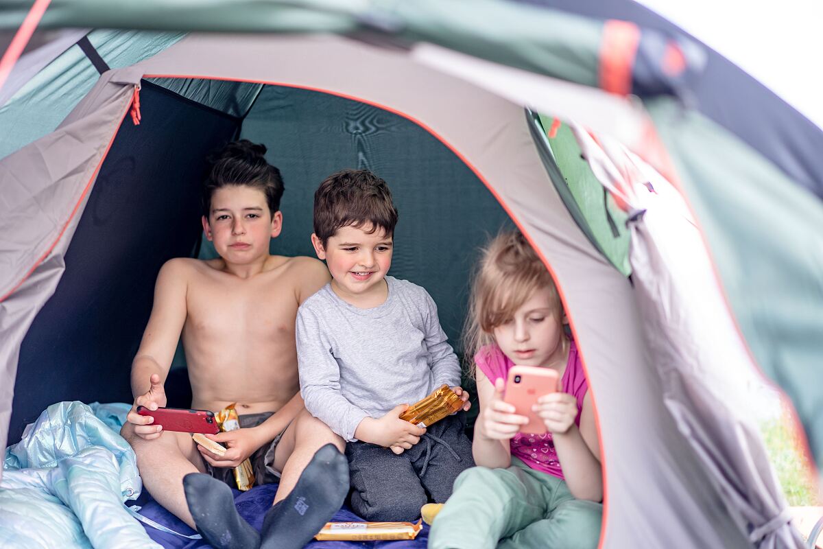 Rettungsanker in verregneten Tagen: Familien finden dank WLAN auf dem Campingplatz digitalen Sonnenschein