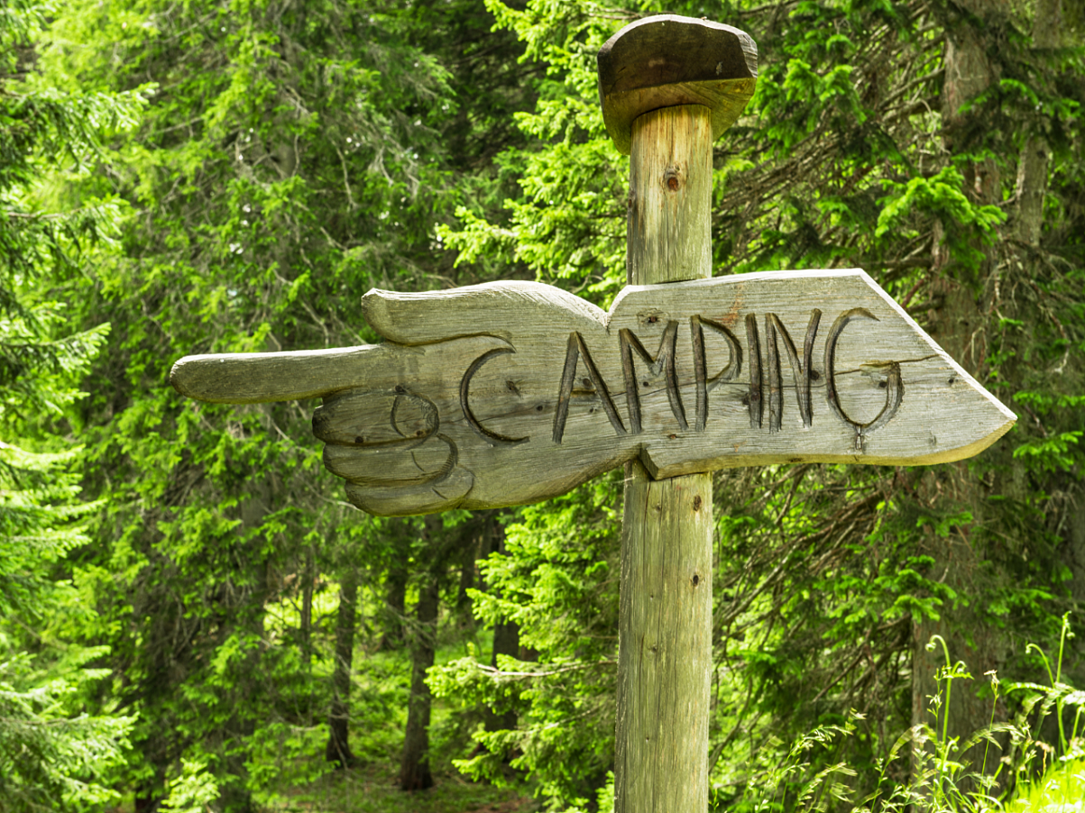 Von hier aus gehts analog weiter: Ein Schild aus der Zeit, bevor Campingplätze ihre digitale Renaissance erlebten