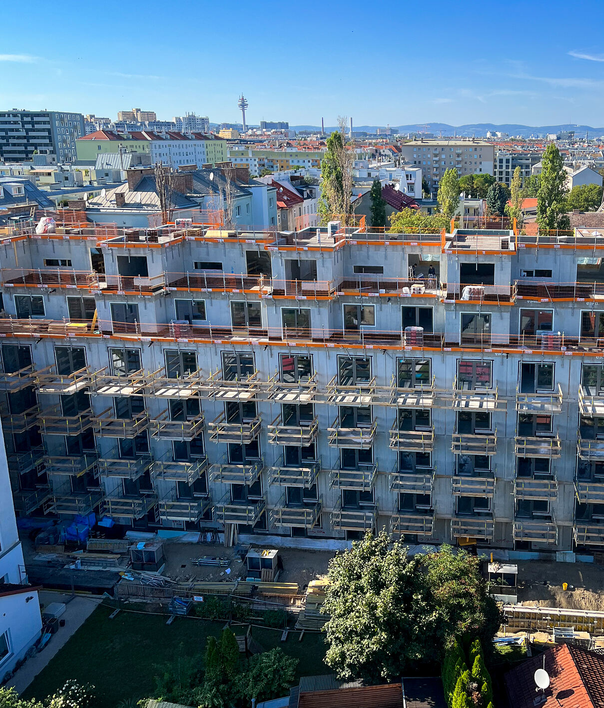 Hofseitige Fassade des Wohnbauprojekts in der Lorystraße 71: Die Vielzahl an privaten Balkonen unterstreicht das Versprechen individueller Freiräume mitten im urbanen Wien