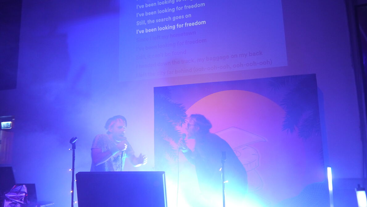 Harmonie in Neon: Zwei Stimmen, ein Gefühl – Max und Hannes entfachen ein Feuerwerk der guten Laune auf der Neon Nights Bühne