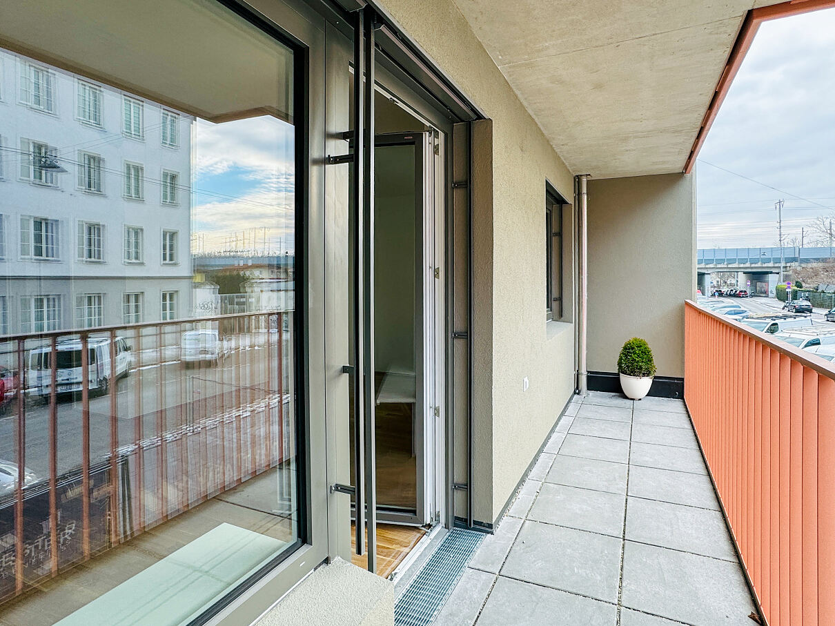 Privater Außenbereich: Der lange Balkon lädt zum Verweilen im Freien mit Blick auf die lebendige Umgebung von Simmering ein.