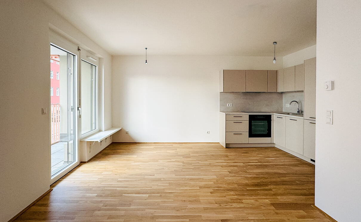 Funktionalität und Design in Harmonie: Die Einbauküche und das Esszimmer mit Zugang zum Balkon – Herzstück jeder Wohnung.