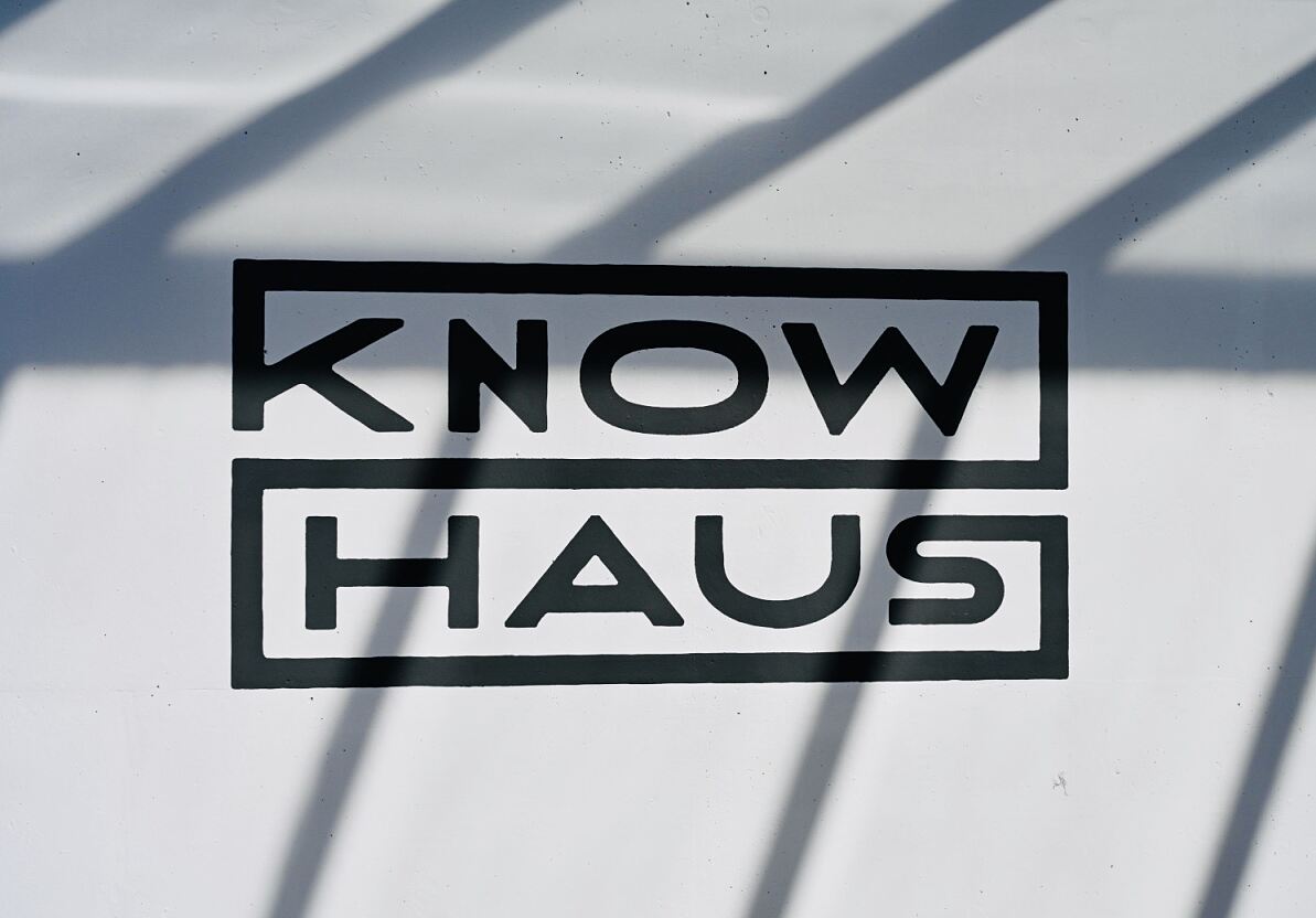 Markenzeichen Knowhaus: Das Knowhaus-Branding auf weißer Hauswand, ein klares Statement für Identität und Vision.