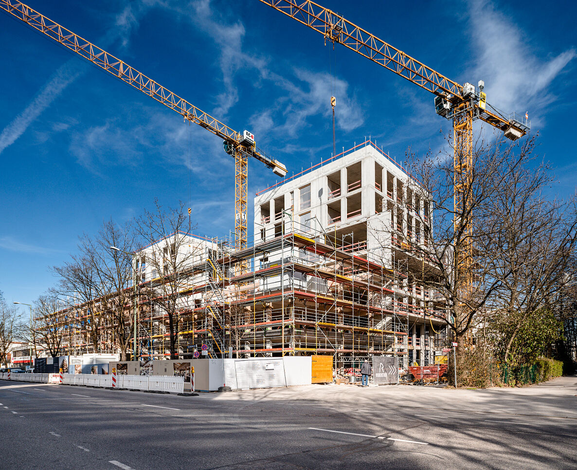 Das zukunftsweisende Bürogebäude TRI im Rohbau – ein Pionier der Holz-Hybrid-Technologie in München, setzt neue Maßstäbe in Nachhaltigkeit und innovativer Baukunst.
