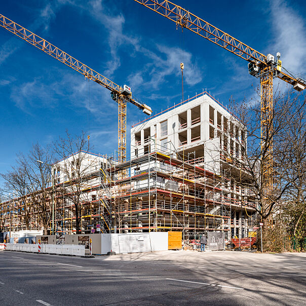 Das zukunftsweisende Bürogebäude TRI im Rohbau – ein Pionier der Holz-Hybrid-Technologie in München, setzt neue Maßstäbe in Nachhaltigkeit und innovativer Baukunst.