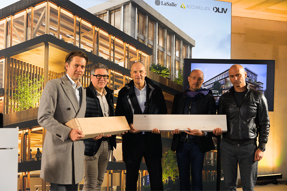 Vertreter des TRI-Projekts präsentieren Baubuche und Fichte, zwei zentrale nachhaltige Materialien, die im Bau des innovativen Holz-Hybrid-Bürogebäudes in München zum Einsatz kommen.