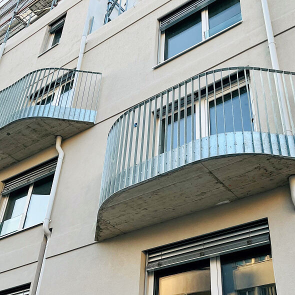 Die rhythmische Kubatur der Fassade des „Kh:Ek:51“ mit versetzten Balkonen und französischen Fenstern, die durchdachte Lichtführung und Privatsphäre bieten.