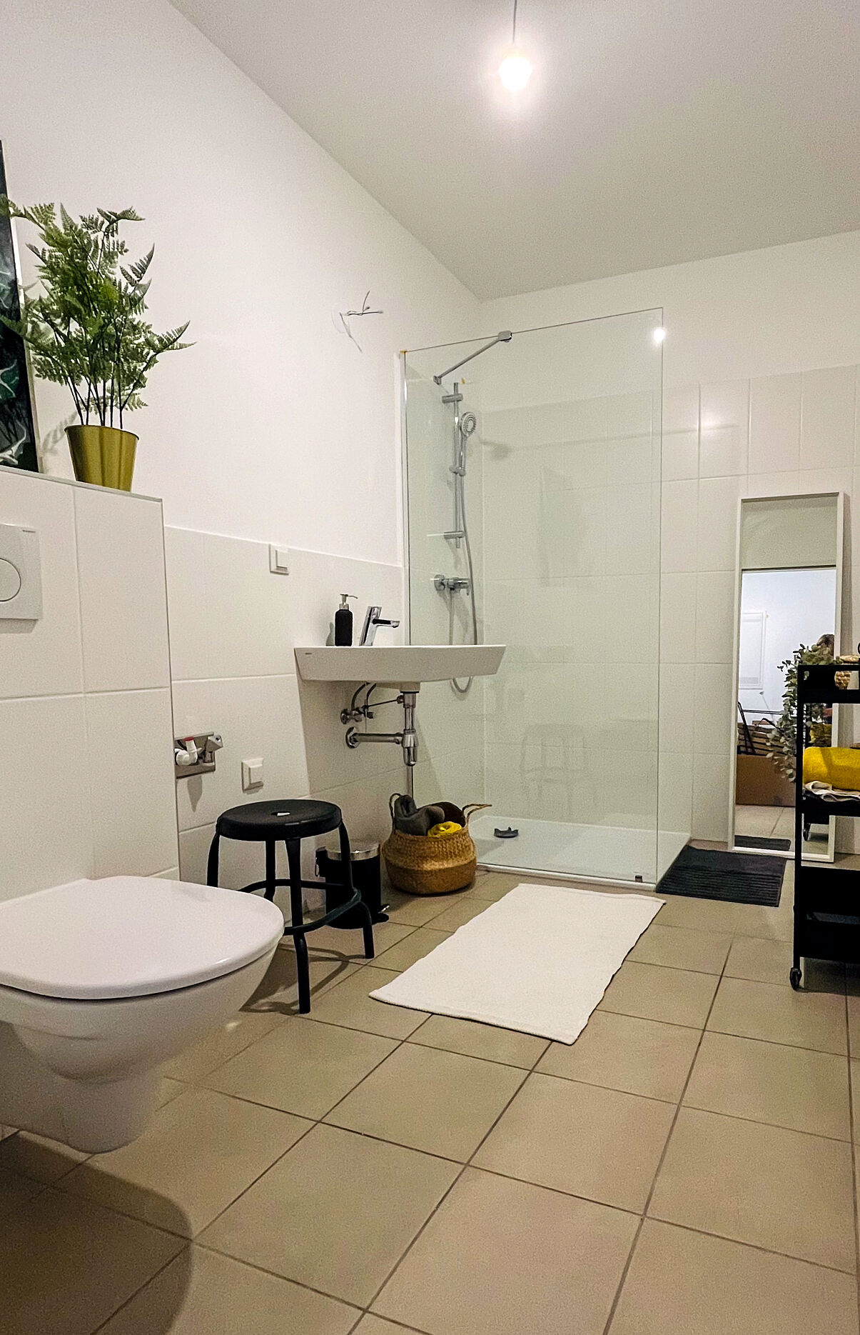 Modern gestaltetes Badezimmer im Kh:Ek:51, ausgestattet mit hochwertigen Materialien und zeitlosem Design.
