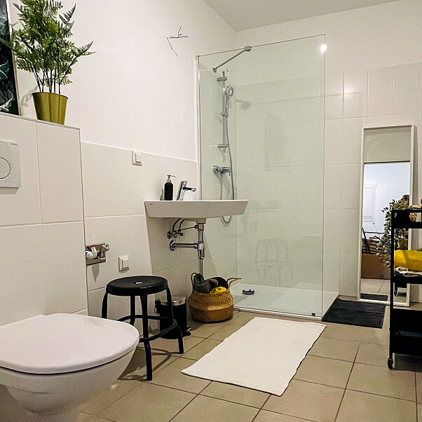 Modern gestaltetes Badezimmer im Kh:Ek:51, ausgestattet mit hochwertigen Materialien und zeitlosem Design.